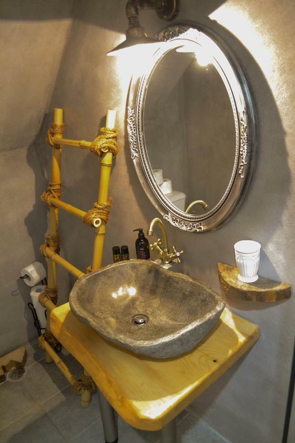 Yro Studios خانيا المظهر الخارجي الصورة