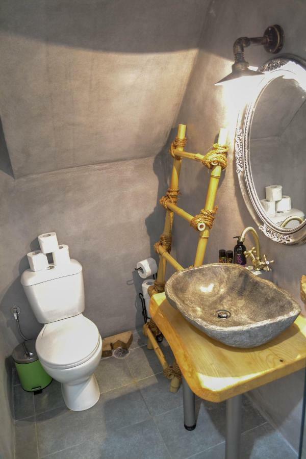 Yro Studios خانيا المظهر الخارجي الصورة